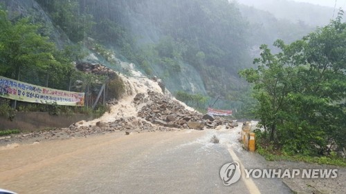 태풍 다나스 '뒤끝 경계'…주택·도로 침수, 항공기 무더기 결항