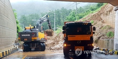 태풍 다나스에 남부지방 폭우…조기 소멸돼 큰 피해 없어