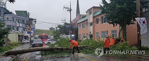 태풍 다나스에 남부지방 폭우…조기 소멸돼 큰 피해 없어