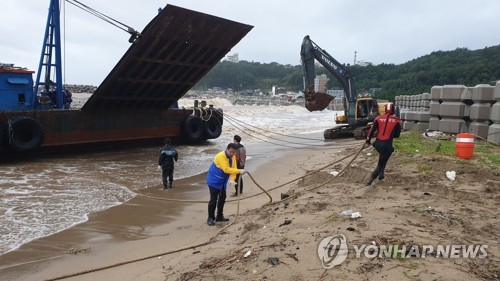 영덕 강구항서 어선 불·폭우로 바지선 2척 표류