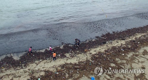 태풍에 거대 쓰레기장 된 광안리해수욕장…아쉬운 피서객들