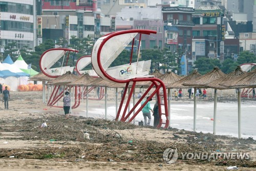 태풍에 거대 쓰레기장 된 광안리해수욕장…아쉬운 피서객들