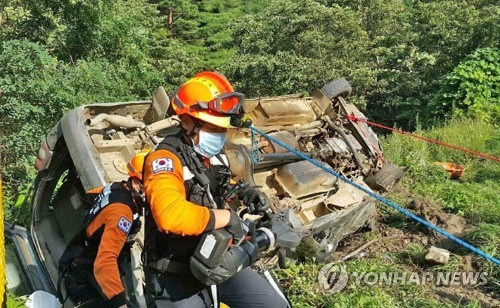 삼척 승합차 커브길 전복사고…"4명 사망·9명 중경상"