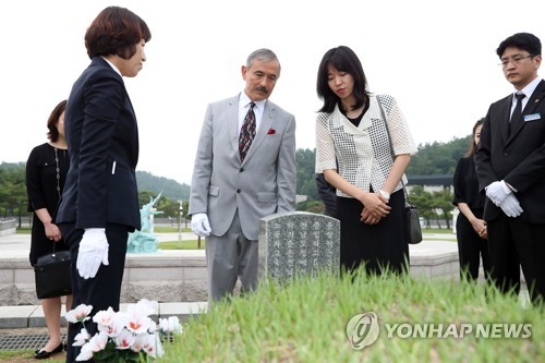 해리스 주한 美 대사 5·18묘지 참배…"기억하겠다"