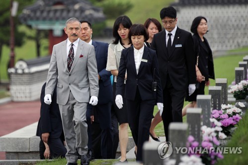 해리스 주한 美 대사 5·18묘지 참배…"기억하겠다"