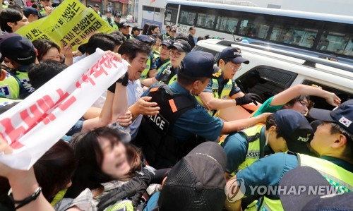 일본영사관 마당서 "아베는 사죄하라" 대학생 6명 기습시위