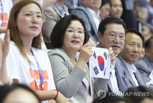 김정숙 여사 "대∼한민국"…광주세계수영 1박2일 응원