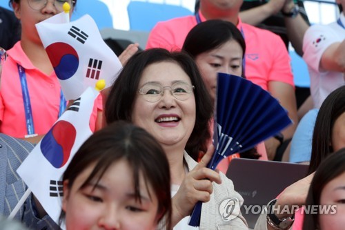 김정숙 여사, 광주세계수영대회 첫 승 남자 수구팀에 '엄지척'(종합)