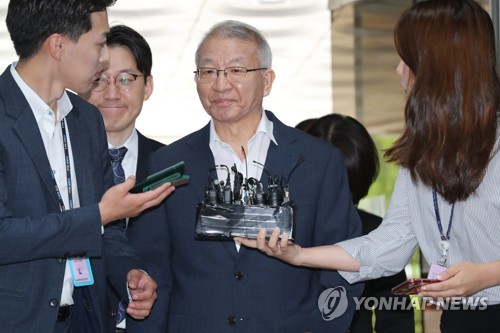 양승태, 석방 후 첫 재판서 박병대·고영한과 웃으며 인사(종합)