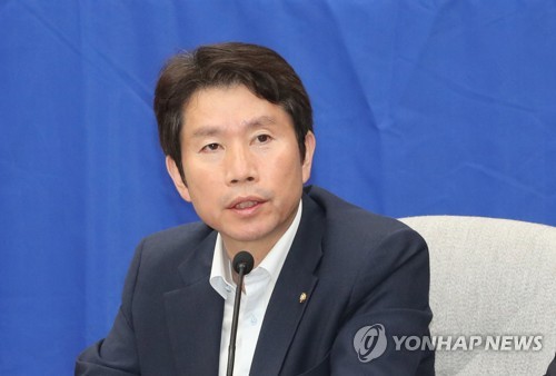 이인영, 北단거리미사일 발사에 "긴장고조 행위 강력 유감"