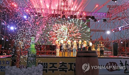 홍천 맥주축제 화려한 개막…폭우대비 강변 부교 철거