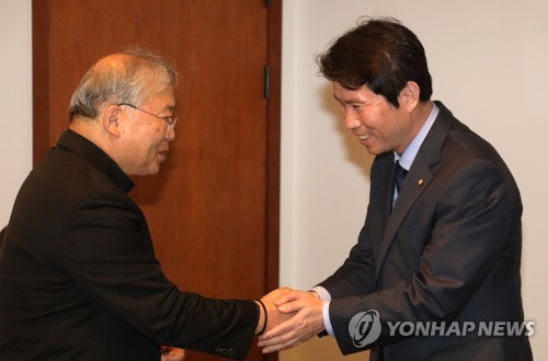 염수정 추기경, 예방한 이인영에 "좋은 정치는 평화에 봉사"