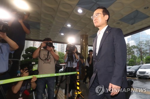 홍영표 경찰출석 "국회불법 국민께 송구…한국당 법적 책임져야"