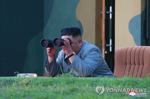 北김정은, 신형전술유도무기 위력시위 지도…"南에 경고용"(종합2보)