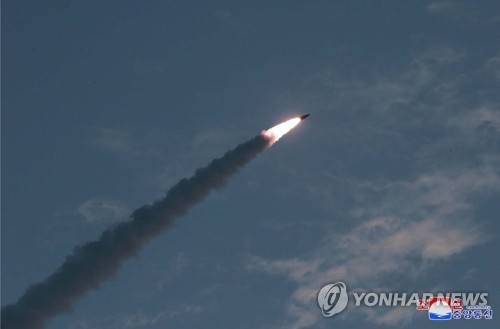 北김정은, 신형전술유도무기 위력시위 지도…"南에 경고용"(종합2보)