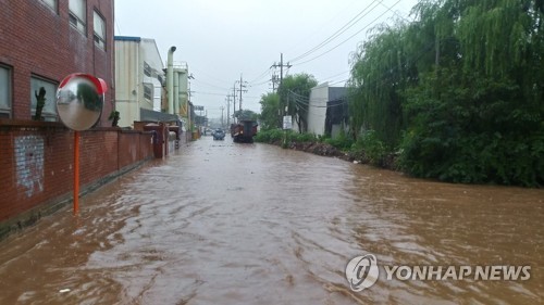 시간당 40mm 장대비…도로 침수에 낙뢰로 공장 멈춰