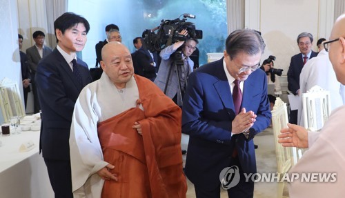 文대통령, 불교 지도자와 오찬…합장하며 "화합 교훈 얻었으면"