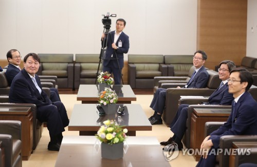 '사법농단 수사 지휘' 윤석열 검찰총장, 김명수 대법원장 면담