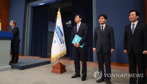 비서실장이 靑수석교체 직접 발표…떠나는 멤버들에 '힘싣기'