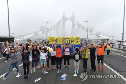 주말에다 휴가철에 광안대교 보행 개방…해운대 등 부산 마비