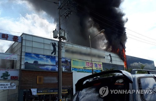 전주 송천동 한 상가서 불…소방당국 "불길 잡는 중"