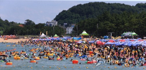 장마 뒤 폭염 기승 "후텁지근"…속초 34.4도 "내일은 더 덥다"