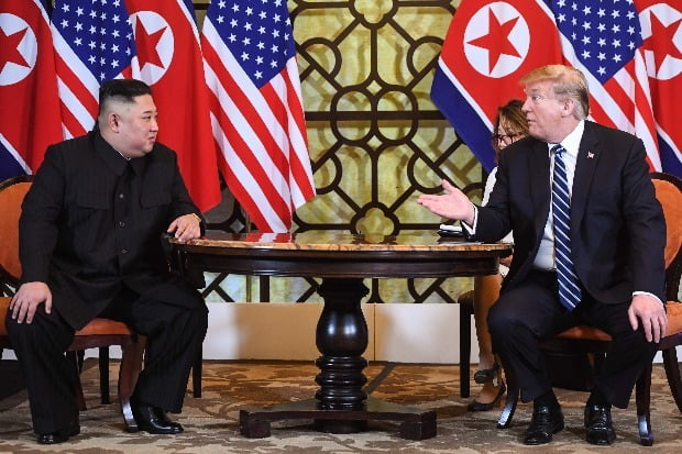 도널드 트럼프(오른쪽) 미국 대통령이 김정은 북한 국무위원장과의 단독 정상회담에서 마주보며 이야기를 나누고 있다.(사진=연합뉴스)