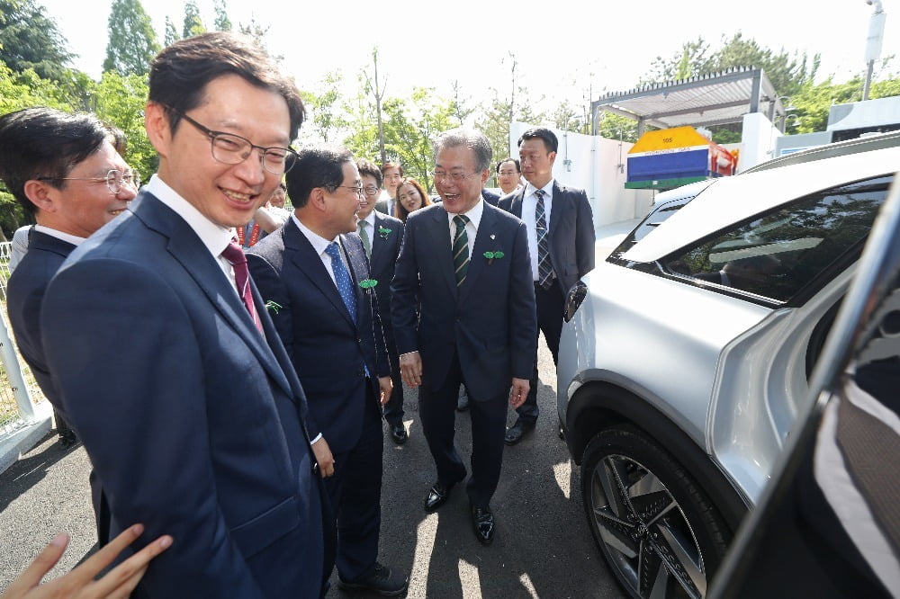 2019년 6월 5일 문재인 대통령이 창원 도심형 수소충전소에서 김경수 경남도지사 등과 함께 수소 자동차 관련 설명을 들으며 활짝 웃었다. 사진=연합뉴스