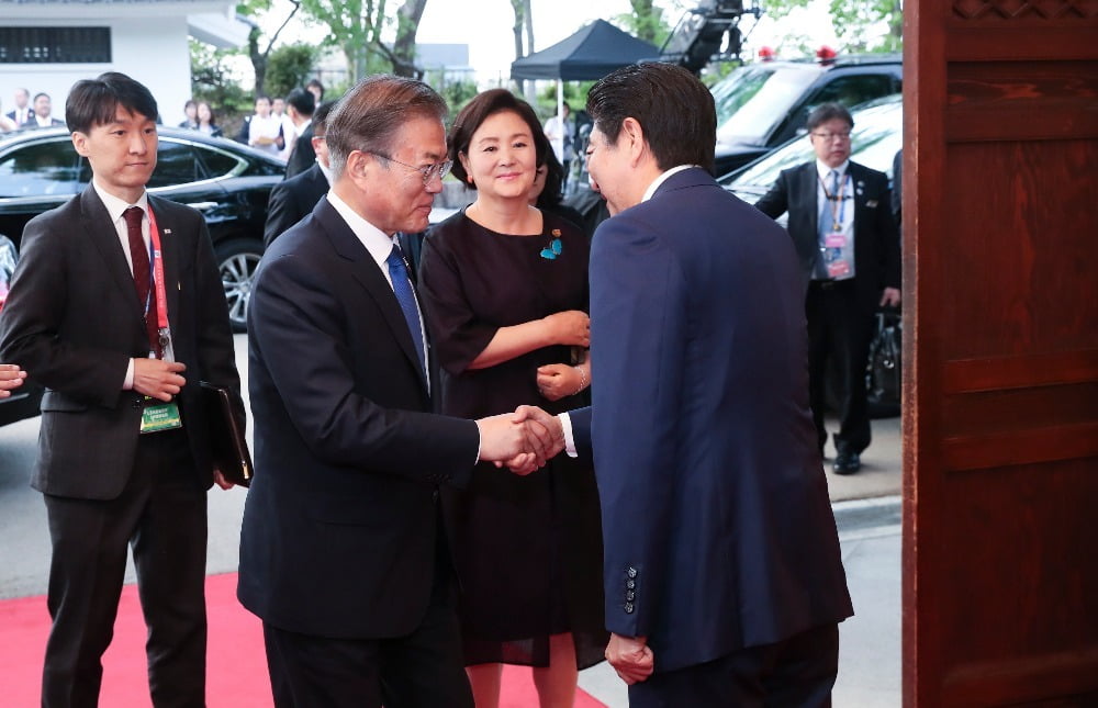 2019년 6월 28일 오후 문재인 대통령이 일본 오사카 영빈관에서 열린 G20 정상 만찬에서 일본 아베 총리와 만나 악수했다. 사진=연합뉴스