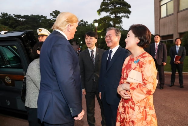 문재인 대통령과 부인 김정숙 여사가 지난  29일 오후 청와대에서 G20 정상회의를 마치고 방한한 도널드 트럼프 미국 대통령을 맞아 반갑게 인사를 나누고 있다. /사진=연합뉴스