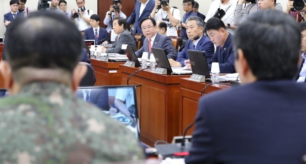 국방부, 북한 목선 '삼척항 입항' 사건관련 8군단장 보직해임