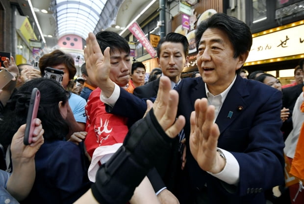 아베 신조(安倍晋三) 일본 총리가 6일 참의원 선거 유세에 나서 오사카(大阪) 상점가에서 유권자들과 인사하고 있다./사진=연합뉴스