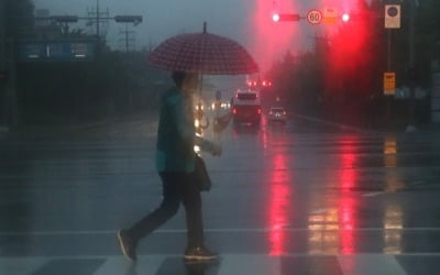 태풍 '다나스' 접근…"창문·간판 고정하고 외출 삼가세요"