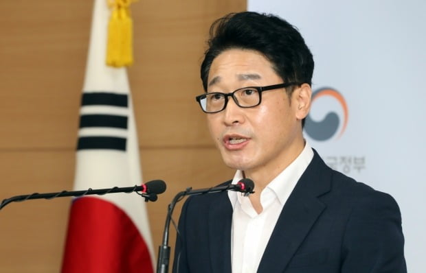 산업통상자원부 이호현 무역정책관이 일본 주장에 대한 한국 정부의 입장을 발표하고 있다. 사진=연합뉴스