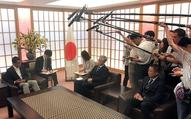 19일 일본 외무성에 초치된 남관표 주일 한국대사(가운데)가 고노 다로 일본 외무상(왼쪽)과 이야기를 나누고 있다. 사진=연합뉴스