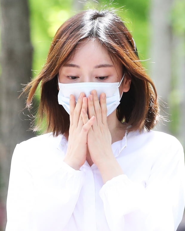 마약 투약 혐의로 구속기소 된 남양유업 창업주 외손녀 황하나(31) 씨가 1심에서 징역 1년에 집행유예 2년을 선고받고 19일 오전 경기도 수원시 팔달구 수원구치소에서 나오고 있다/사진=연합뉴스