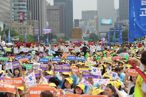 서울 지역 8개 자율형사립고에 대한 교육청의 청문을 하루 앞둔 21일 서울 광화문 광장에서 열린 서울 자사고 학부모 연합회 집회에서 참석자들이 자사고 지정 취소 등의 내용이 담긴 손팻말을 들고 있다. 연합뉴스