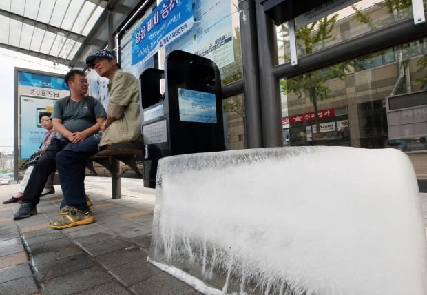 지난 23일 폭염 경보가 내려진 강원 강릉 시내의 한 시내버스 승강장에 무더위를 식히기 위한 얼음이 배치돼 있다. 강릉시는 이날 시내버스 승강장 19곳에 얼음 30개를 배치했다. (사진=연합뉴스)