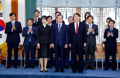 '윤석열 밀착 내조' 김건희, 검찰총장 임명장 수여식 동석