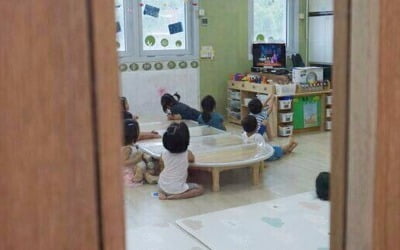 TV 보는 어린이집 아이들. 사진=연합뉴스