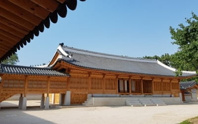 단청만 남은 복원 건축물 '경복궁 흥복전' 공개됐다