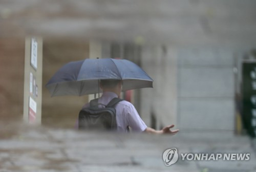 제주도·남해안 장맛비…곳곳에 천둥·번개 동반한 소나기