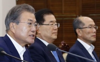 文대통령, 굳은 표정 속 對日 직접 '경고'…"역사역행" 정면비판