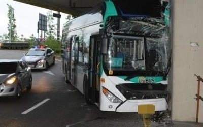 시내버스 당산역 고가 기둥 들이받아…운전자 사망·7명 부상