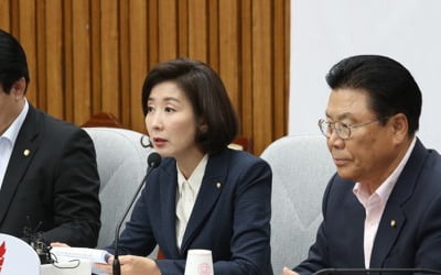 한국당, 연일 조국 때리기…"제지 안하면 文대통령도 비정상"