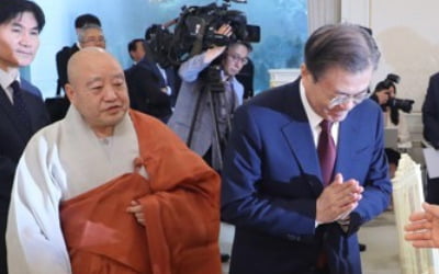 文대통령, 불교 지도자와 오찬…합장하며 "화합 교훈 얻었으면"