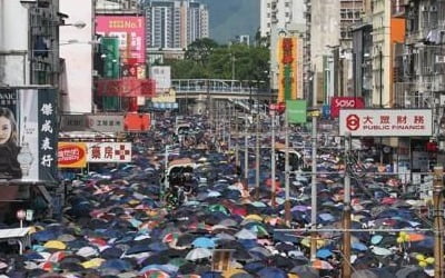 홍콩 '백색테러' 규탄 대규모 집회…경찰, 최루탄 쏴 강제해산