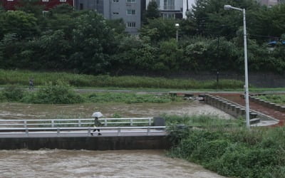 내일도 중부지방 중심 곳곳 비…남부·강원 영동 폭염 지속