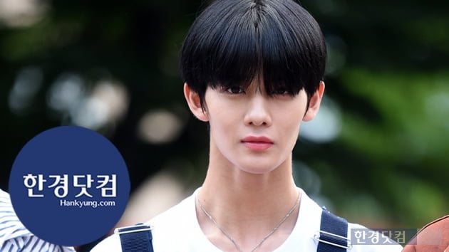 HK직캠｜CIX 배진영, 부드러운 카리스마 뽐내는 배챙이…'못 본 사이 더 멋있어졌네~'