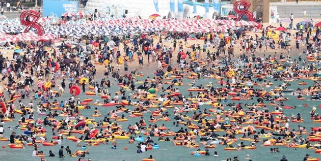 본격적인 휴가철을 맞은 4일 오후 부산 해운대해수욕장을 찾은 피서객들이 물놀이를 즐기며 더위를 식히고 있다. [사진=연합뉴스]